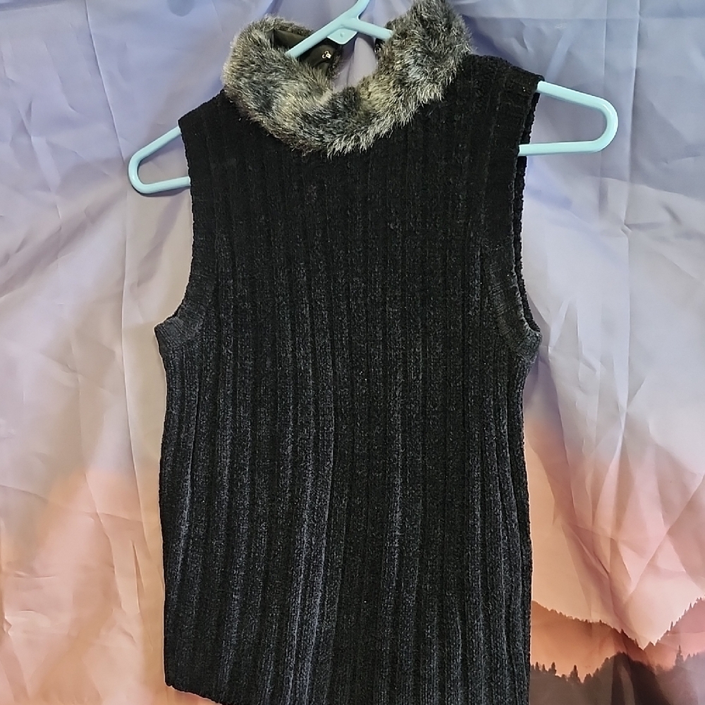 Stylish Black Sleeveless Sweater with Faux Fur Collar
